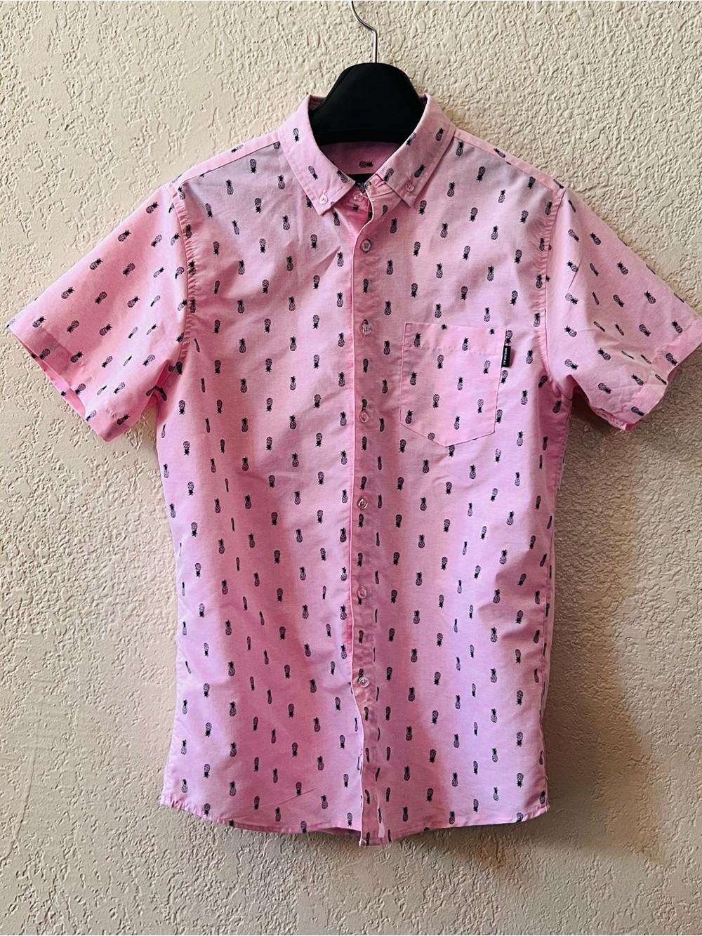 Molokai Surf Co Short Sleeve Button Down Pink-Pineapple
Size Medium Mens